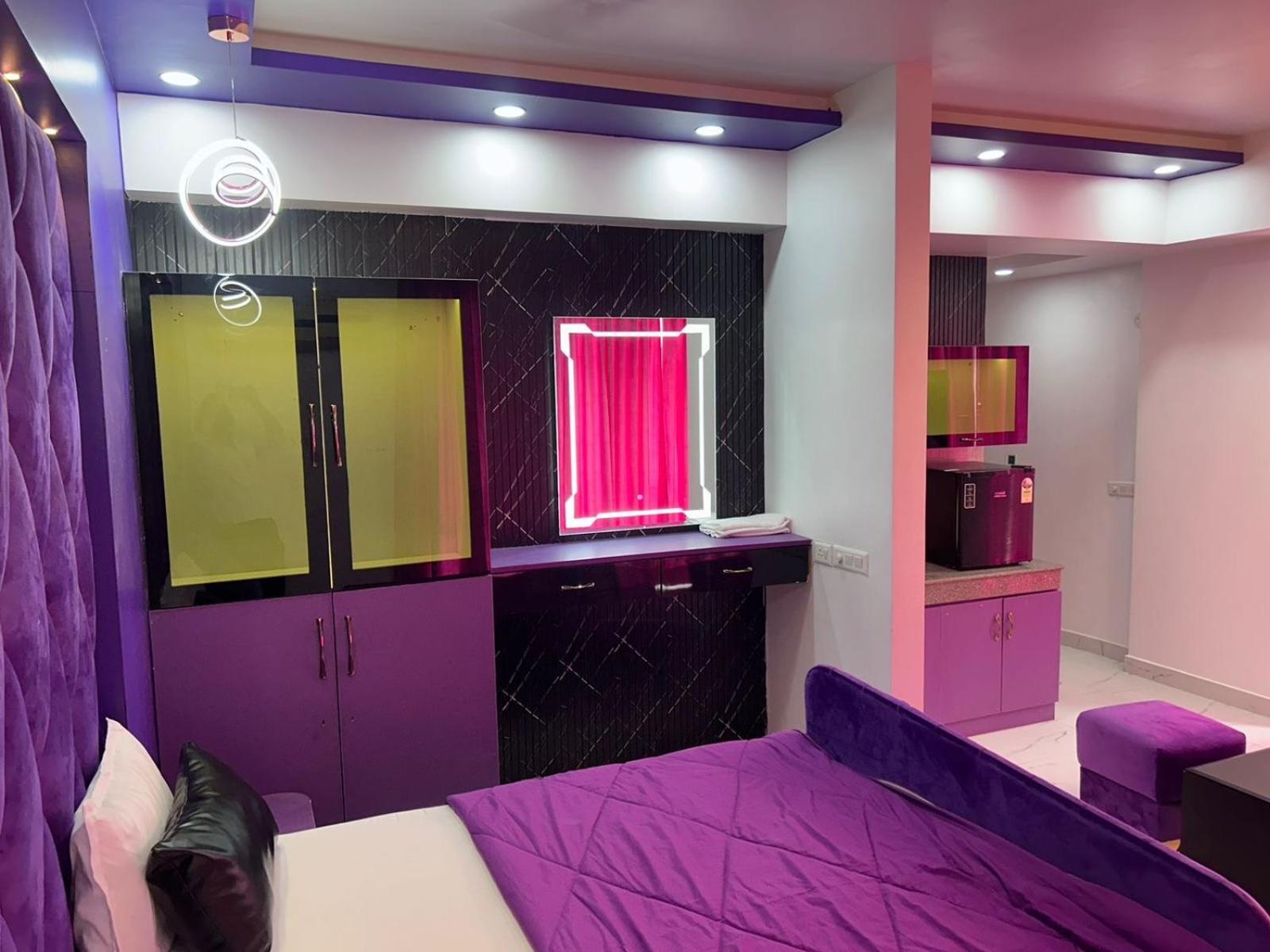 Dolphin Inn & Suites Manhattan Лакнау Екстериор снимка