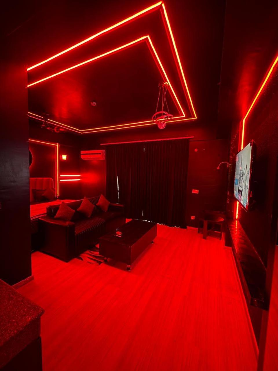 Dolphin Inn & Suites Manhattan Лакнау Екстериор снимка