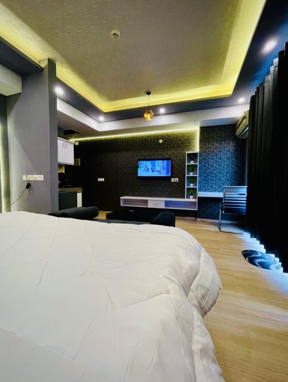 Dolphin Inn & Suites Manhattan Лакнау Екстериор снимка