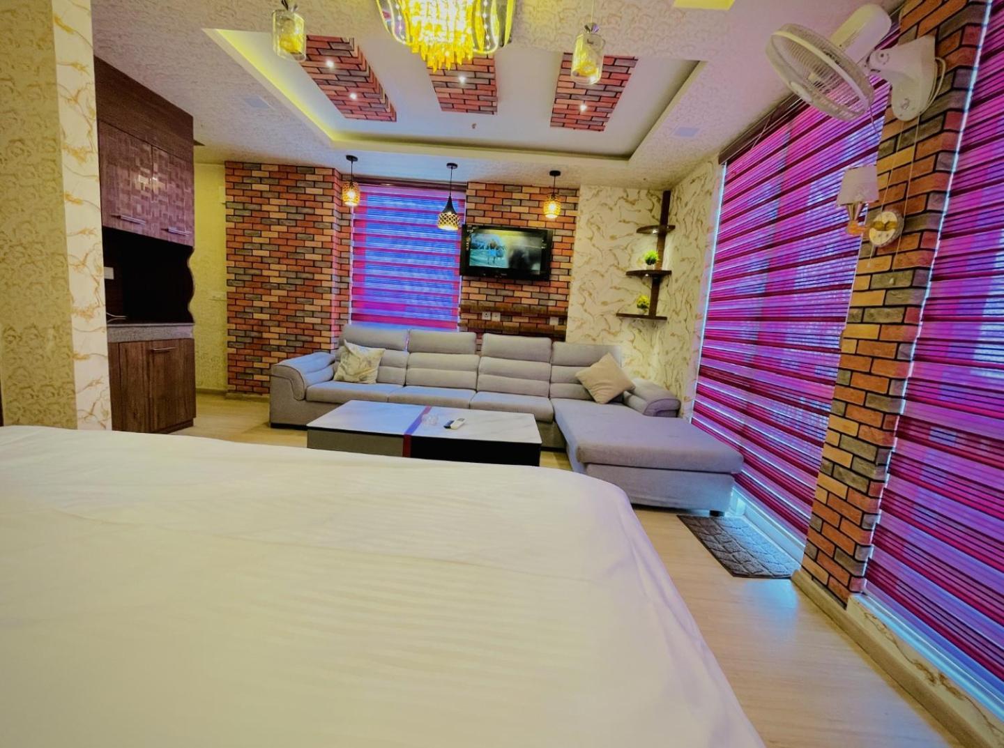 Dolphin Inn & Suites Manhattan Лакнау Екстериор снимка